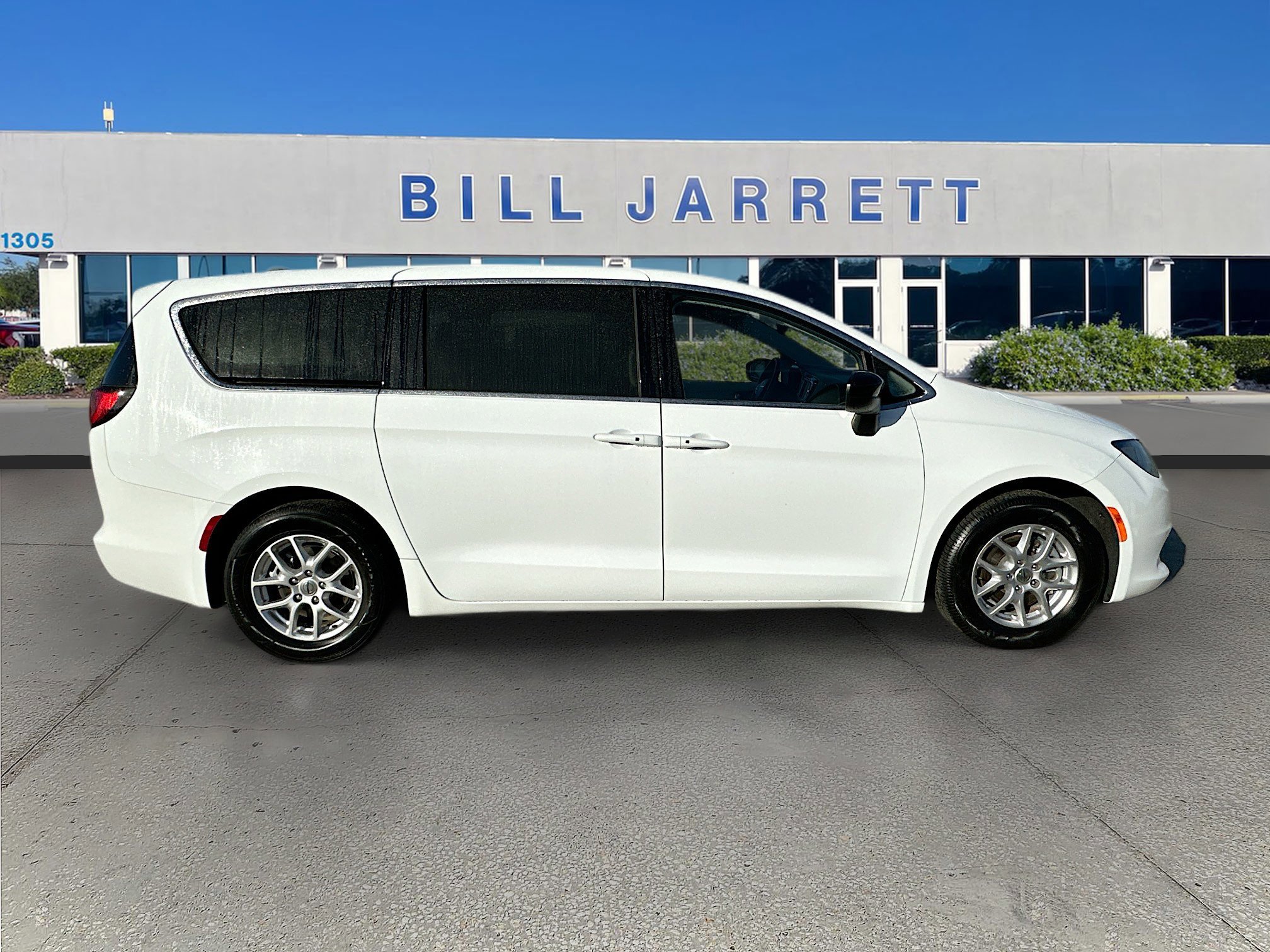 Used 2024 Chrysler Voyager LX image 6