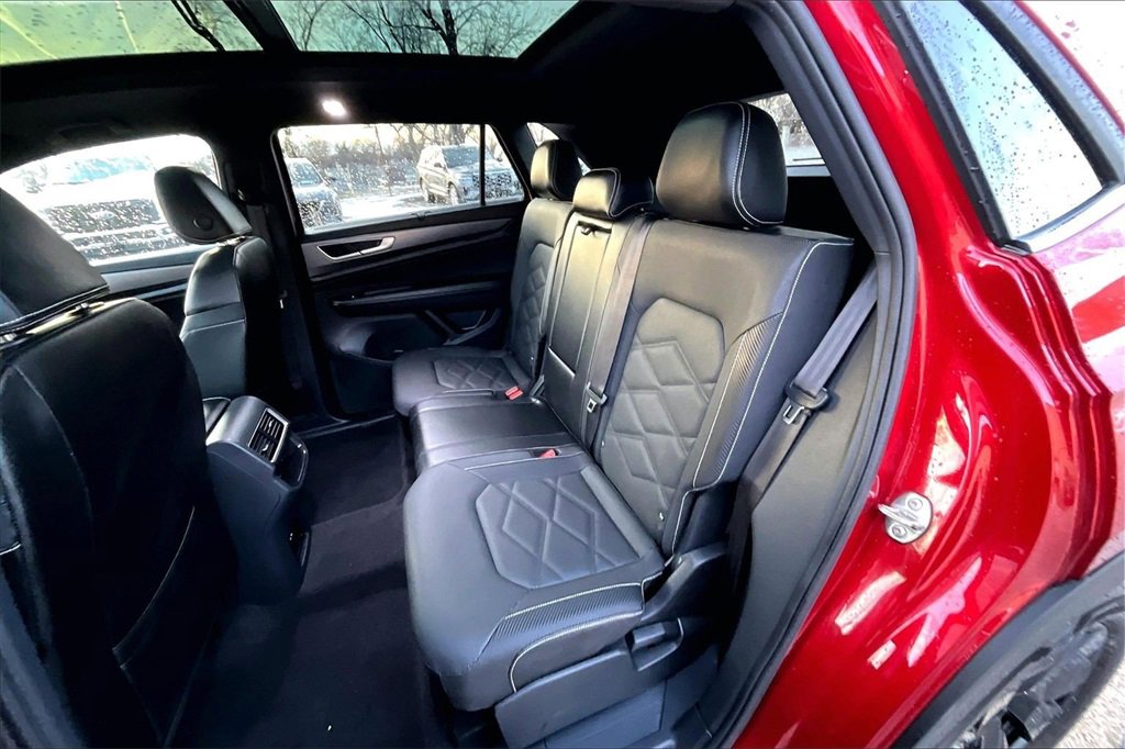 Used 2024 Volkswagen Atlas Cross Sport SE w/ Panoramic Sunroof Package image 25