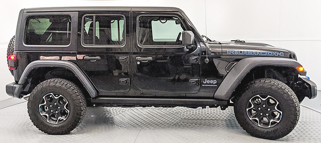 Used 2023 Jeep Wrangler Unlimited Rubicon 4xe AWD/4WD image 2