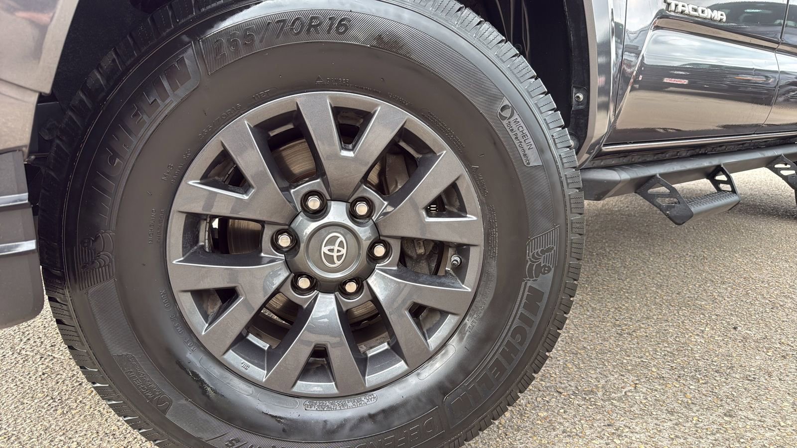 Used 2020 Toyota Tacoma SR5 w/ SR5 Appearance Package (SM) RWD image 28