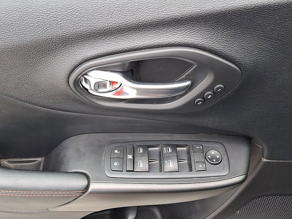 Used 2020 Jeep Cherokee Trailhawk AWD/4WD image 10