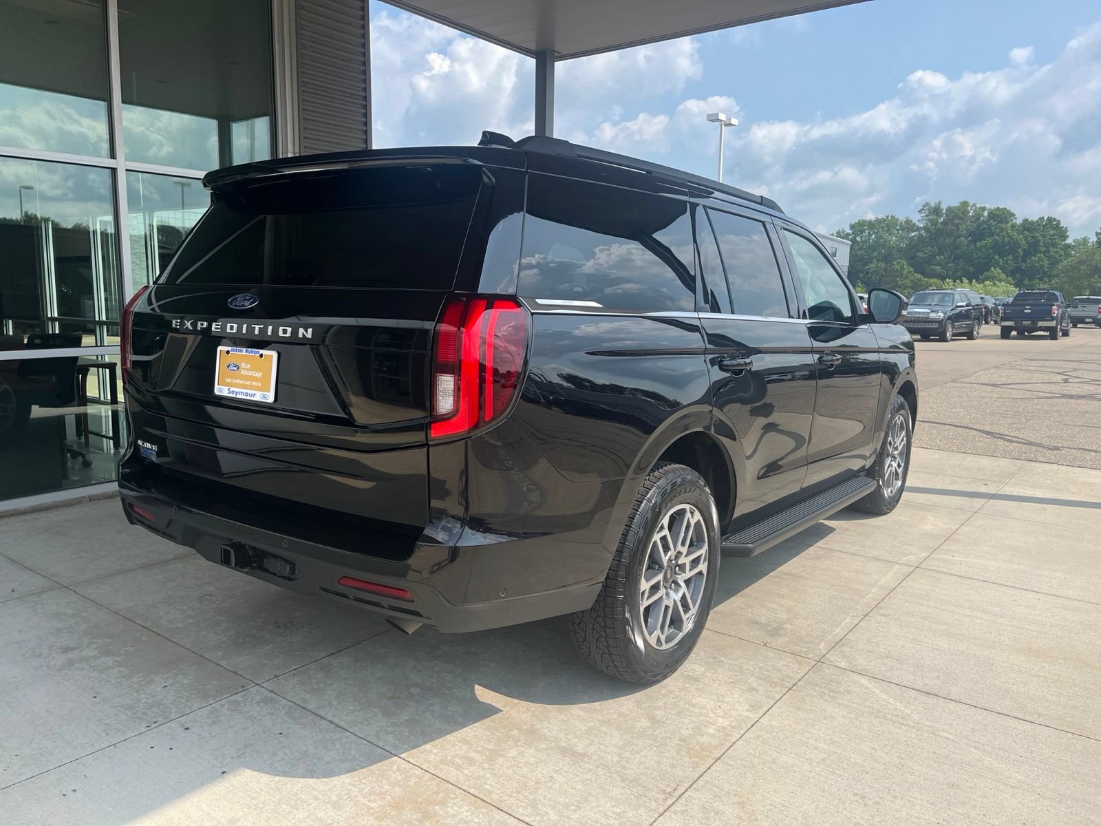 Certified 2025 Ford Expedition Active AWD/4WD image 5