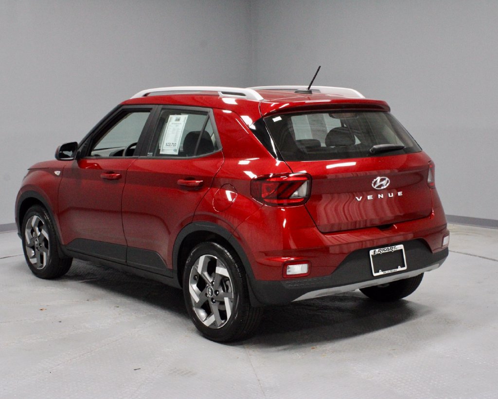 Used 2025 Hyundai Venue SEL FWD image 9