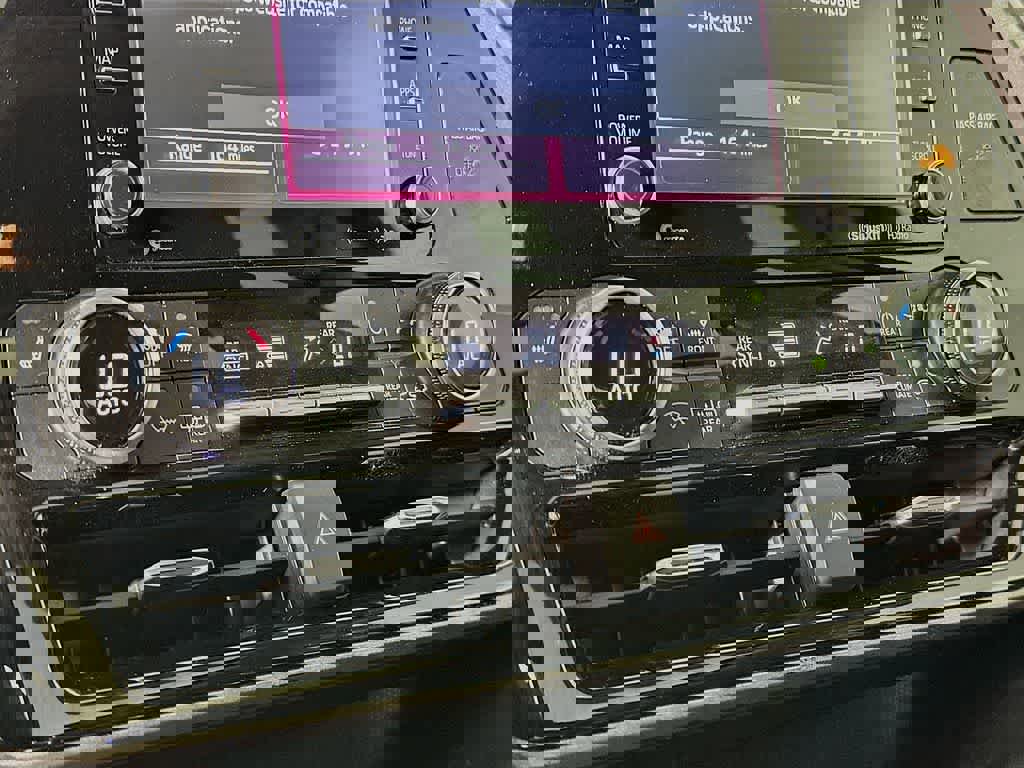 Used 2020 Toyota Highlander XLE image 21