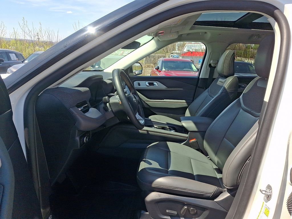 Certified 2025 Ford Explorer Active w/ Active Comfort Package AWD/4WD image 14