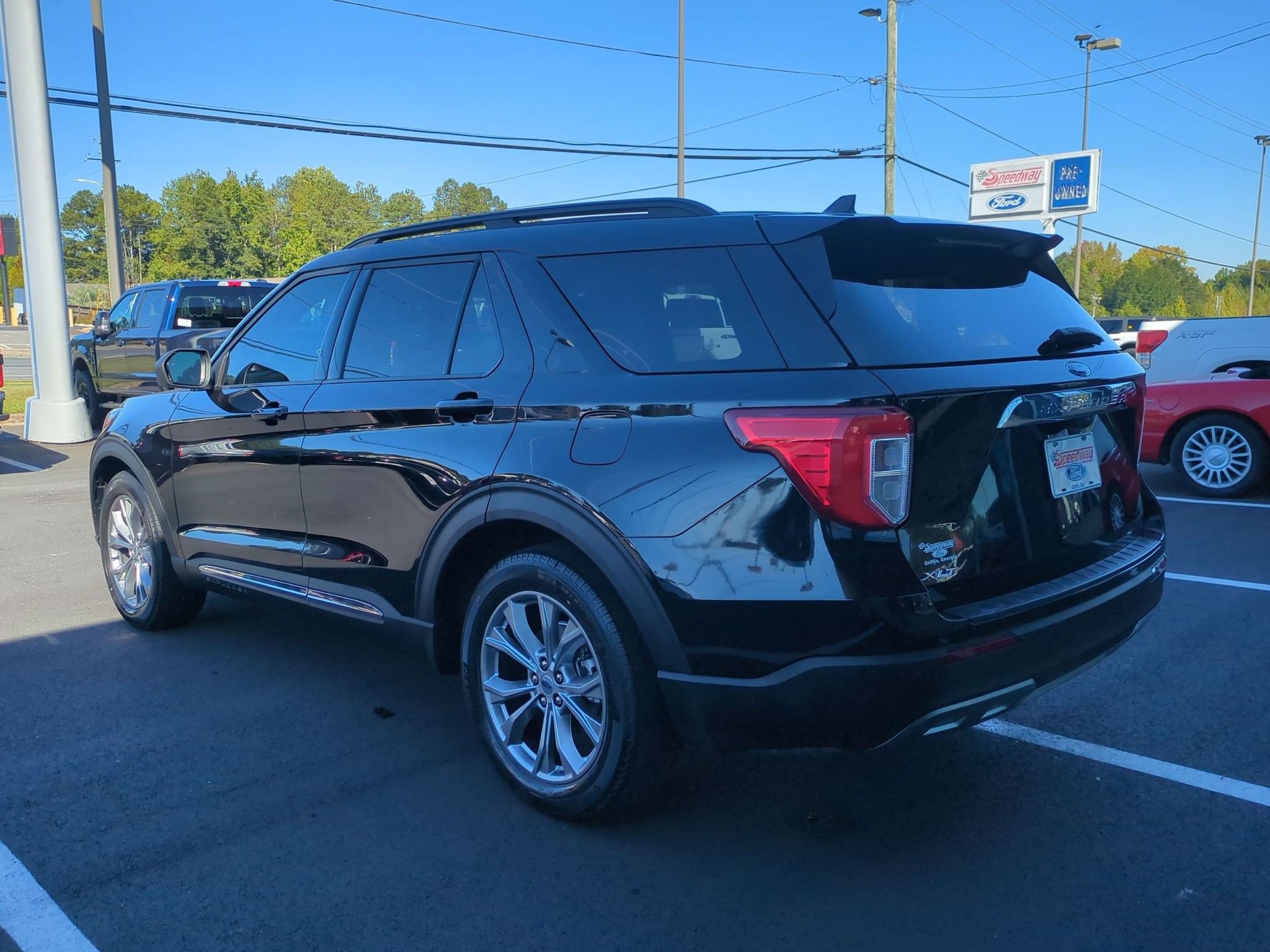 Certified 2023 Ford Explorer XLT w/ Equipment Group 202A RWD image 9