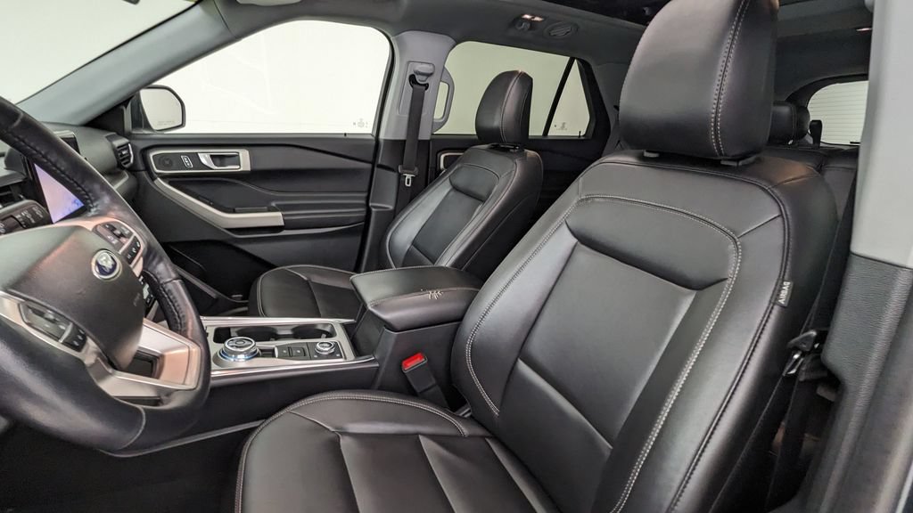 Certified 2023 Ford Explorer XLT w/ Equipment Group 202A AWD/4WD image 2