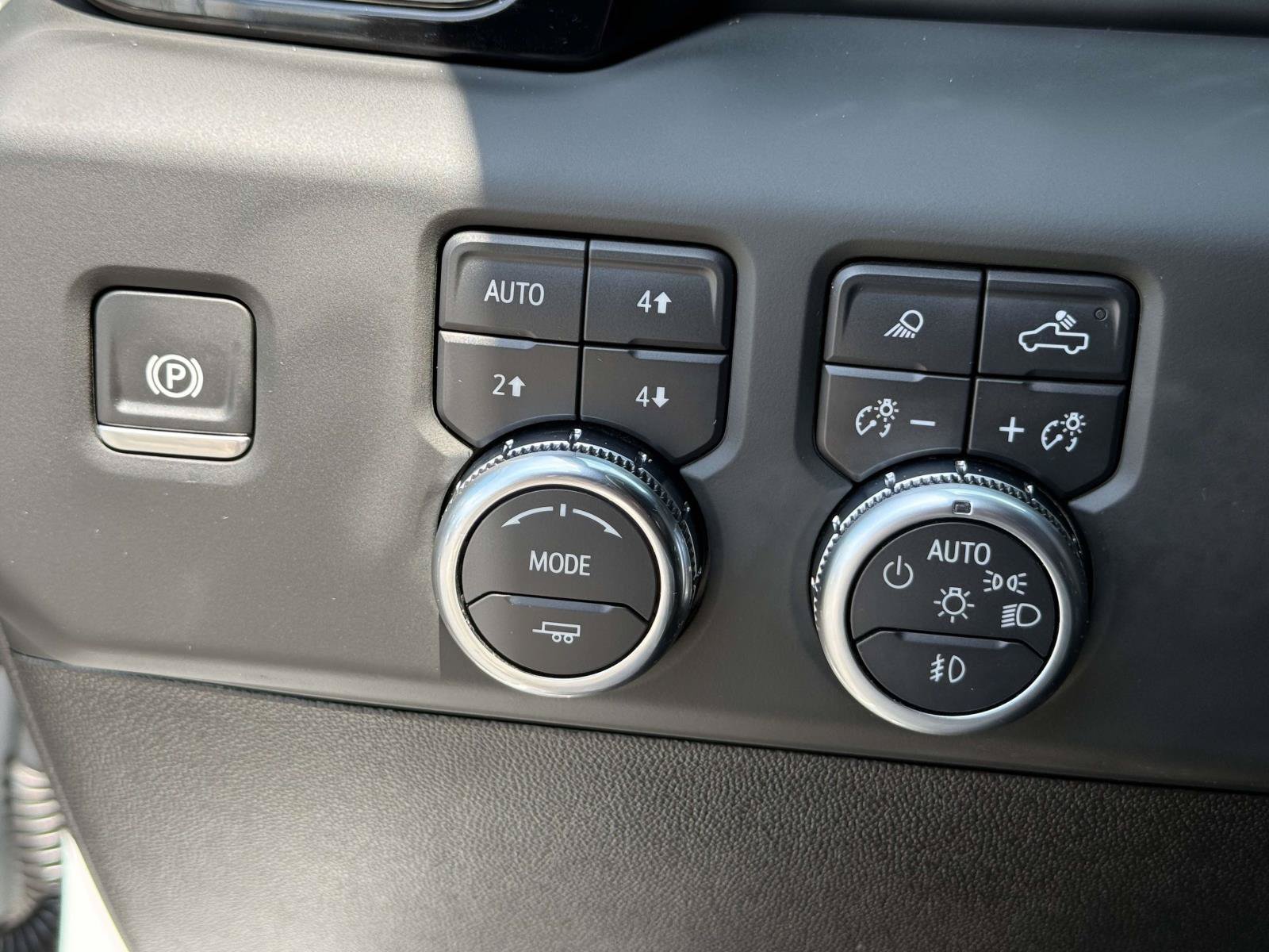 Used 2024 GMC Sierra 2500 AT4 w/ AT4 Premium Plus Package AWD/4WD image 16