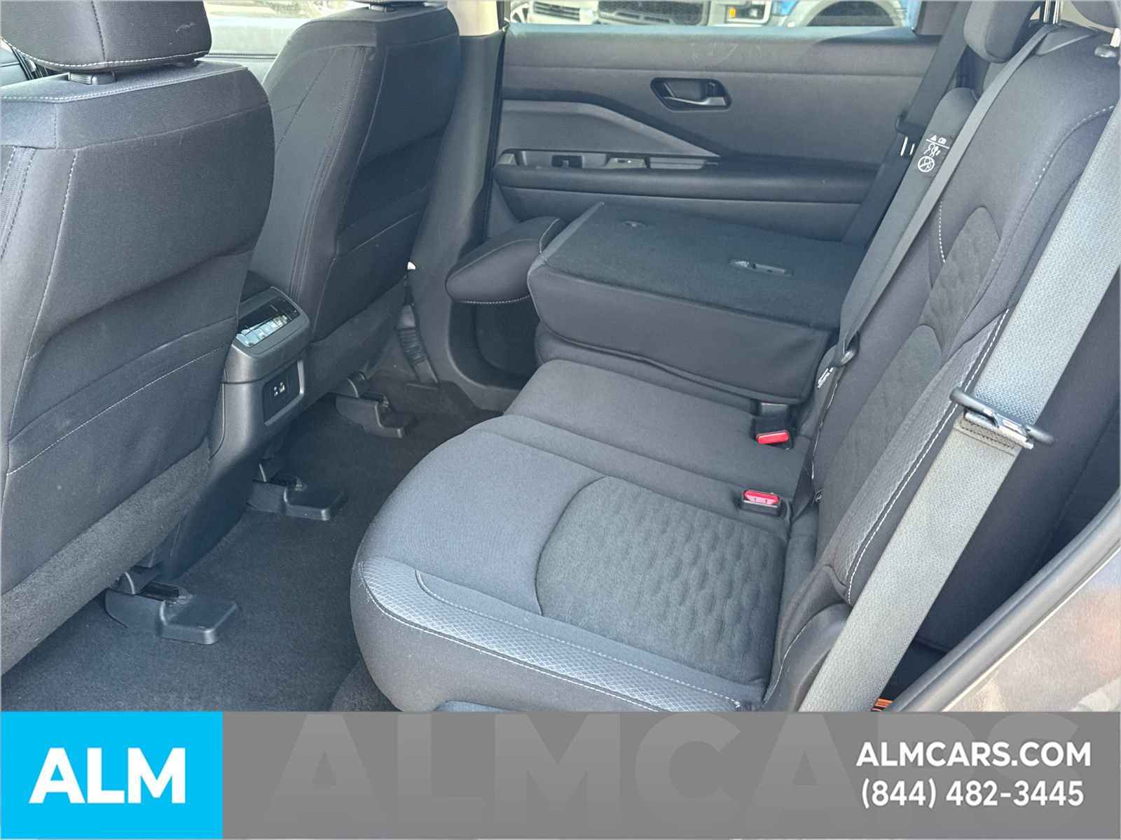 Used 2025 Nissan Pathfinder SV image 27