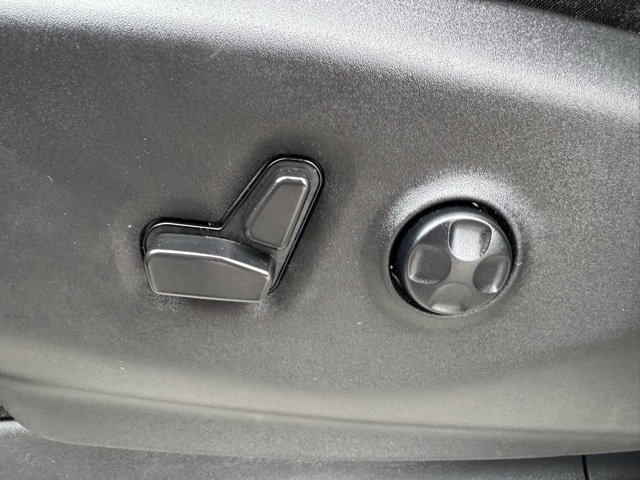 Used 2023 Chrysler Pacifica Touring-L image 28