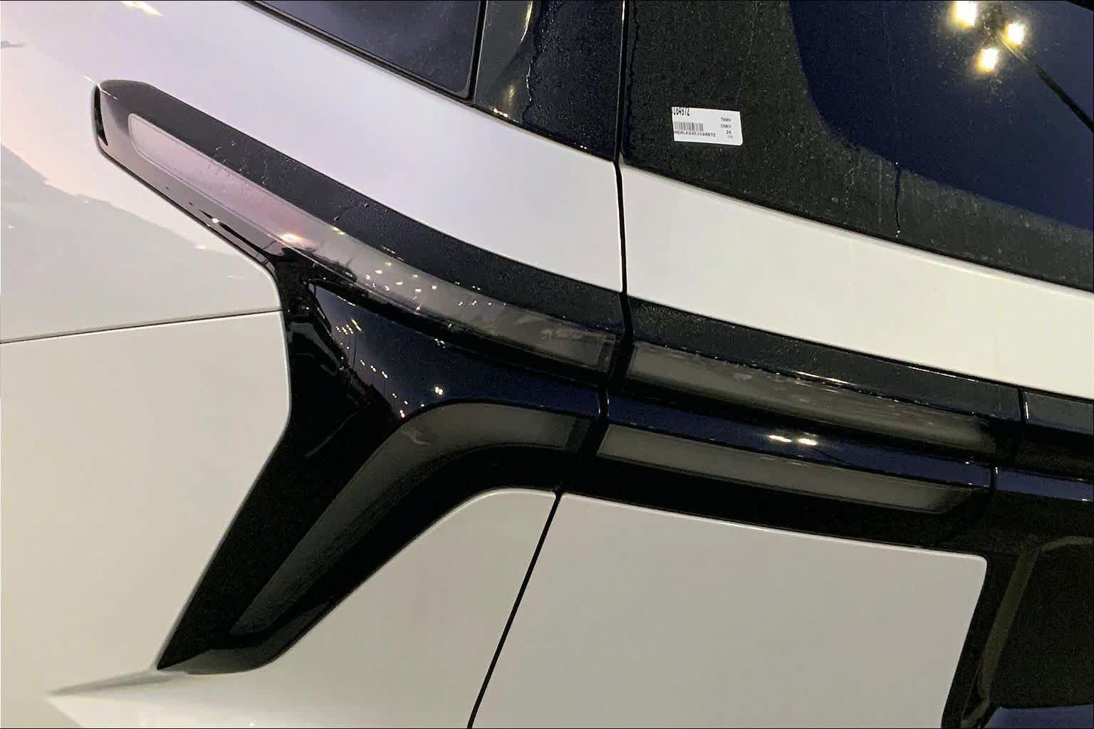 Used 2024 Chevrolet Traverse RS FWD image 25