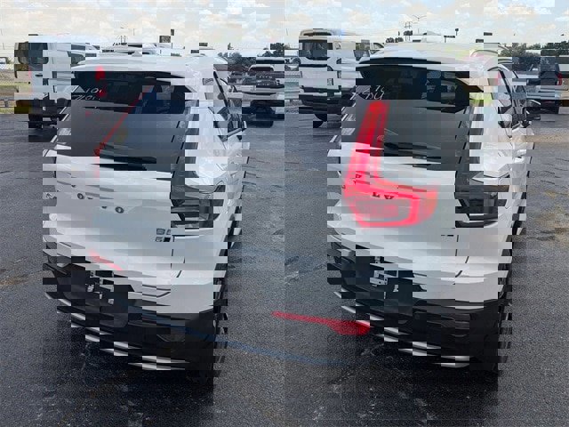 Used 2023 Volvo XC40 B5 Core image 5