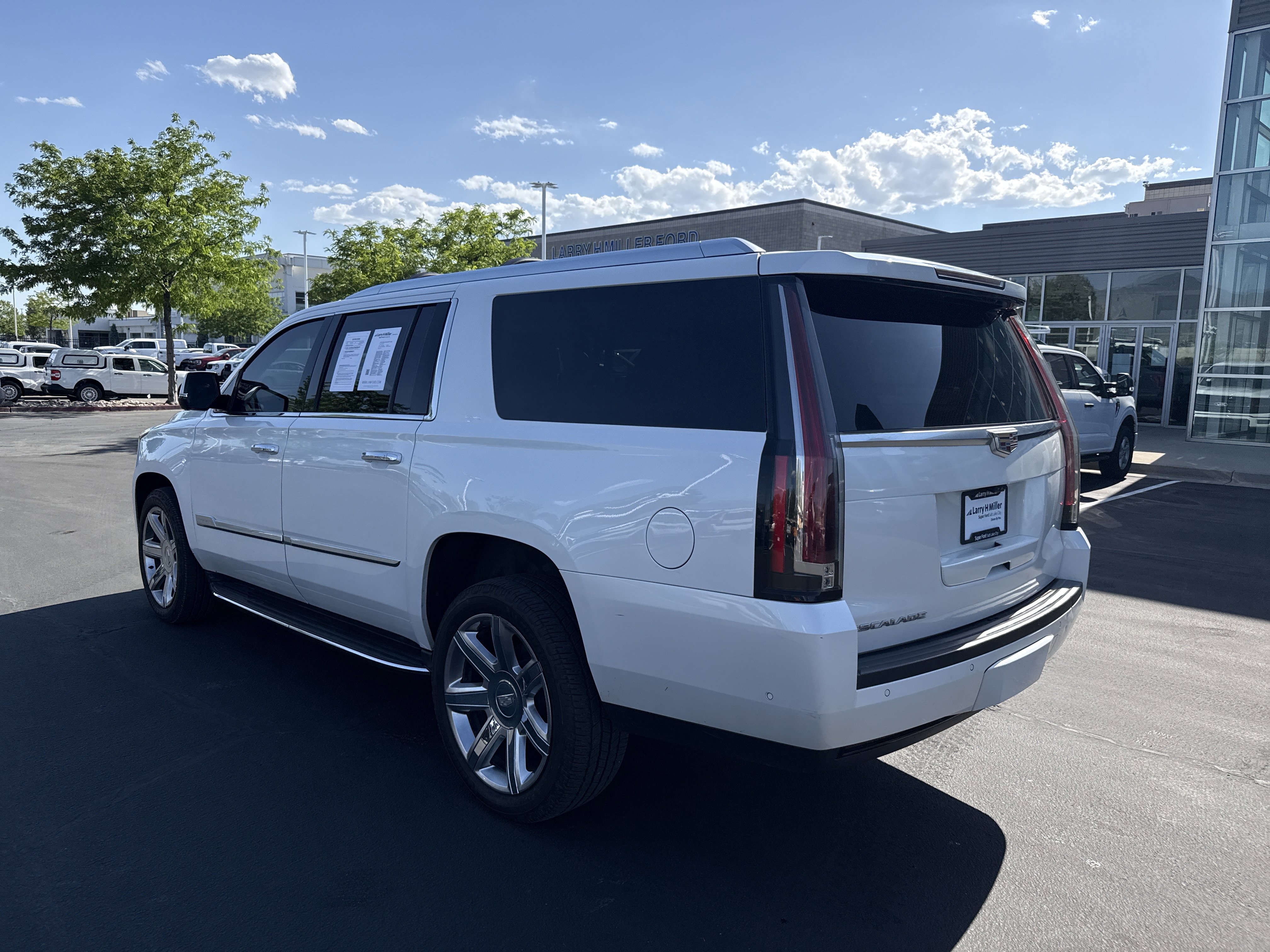 Used 2019 Cadillac Escalade ESV Luxury AWD/4WD image 3