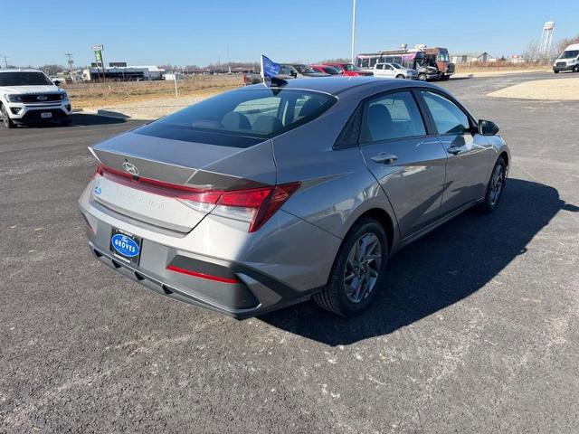 Used 2024 Hyundai Elantra SEL image 3