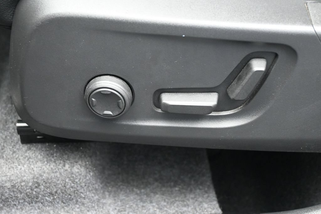 Used 2025 Volvo XC40 B5 Plus AWD/4WD image 10