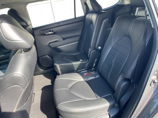 Used 2023 Toyota Highlander XLE FWD image 18