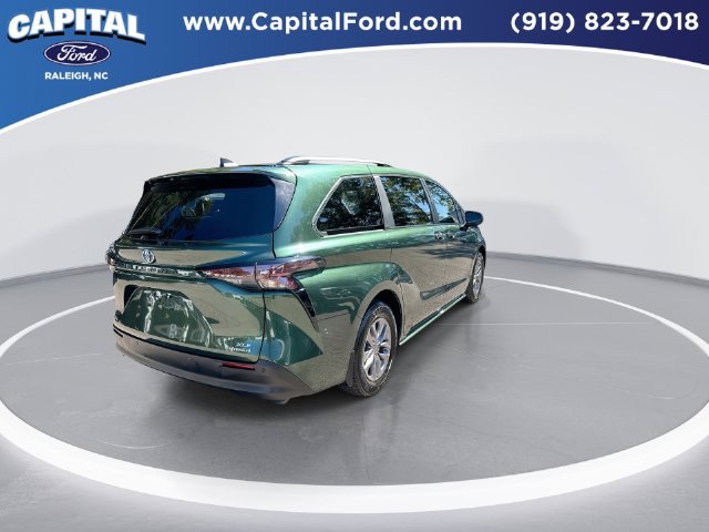 Used 2024 Toyota Sienna XLE FWD image 8