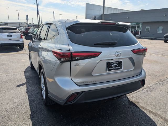 Used 2023 Toyota Highlander LE image 3