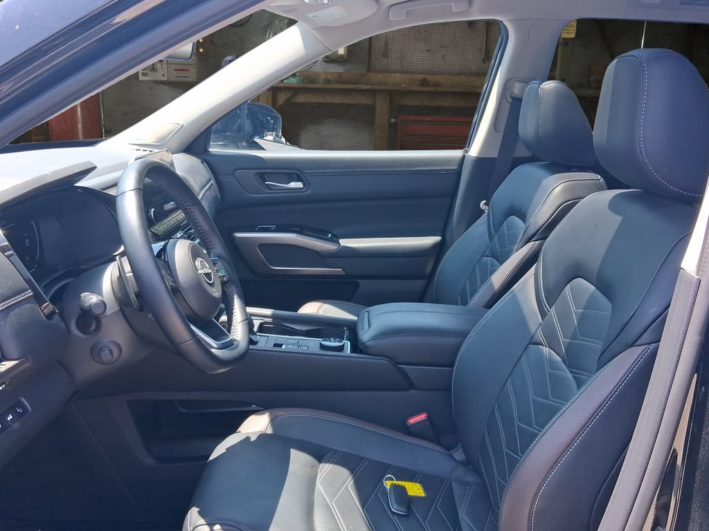 Used 2025 Nissan Pathfinder Platinum AWD/4WD image 19