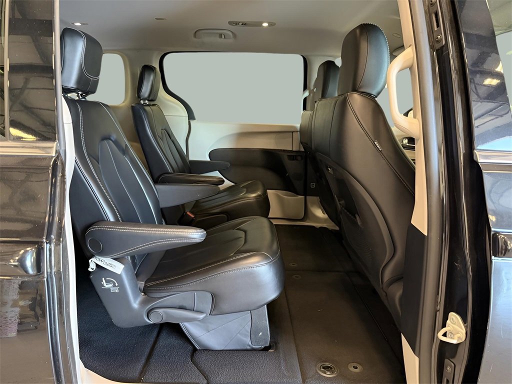 Used 2023 Chrysler Pacifica Touring-L image 16