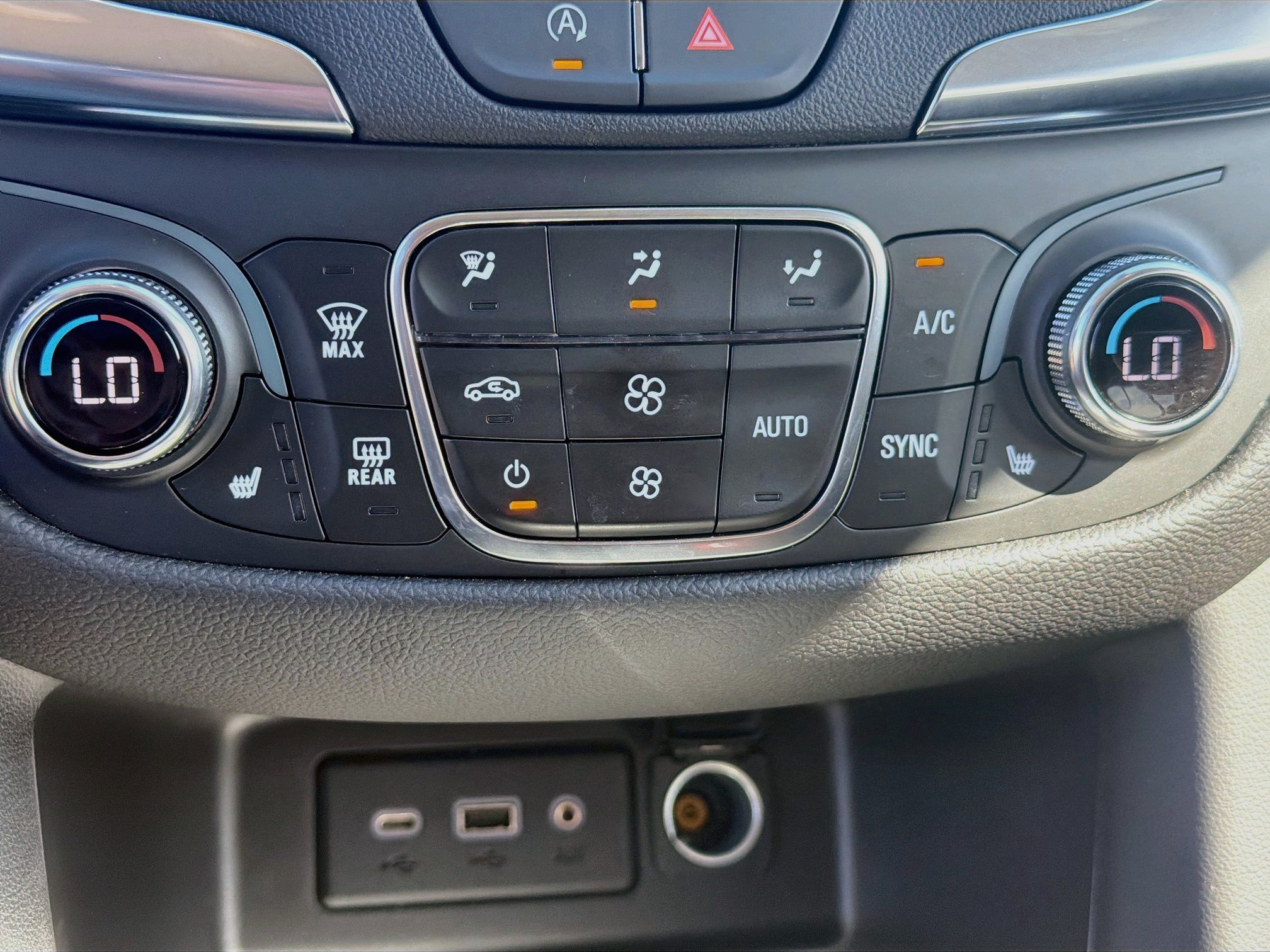 Used 2024 Chevrolet Equinox LT FWD image 18