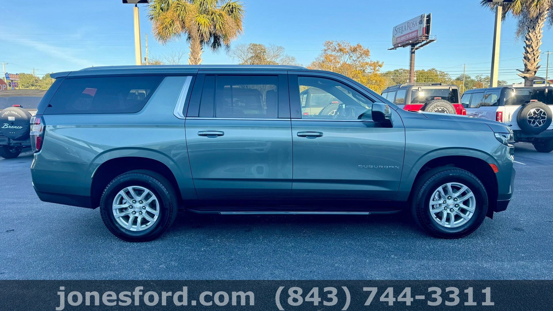 Used 2024 Chevrolet Suburban LT image 2