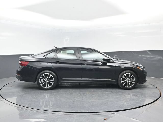 Used 2025 Volkswagen Jetta Sport FWD image 3