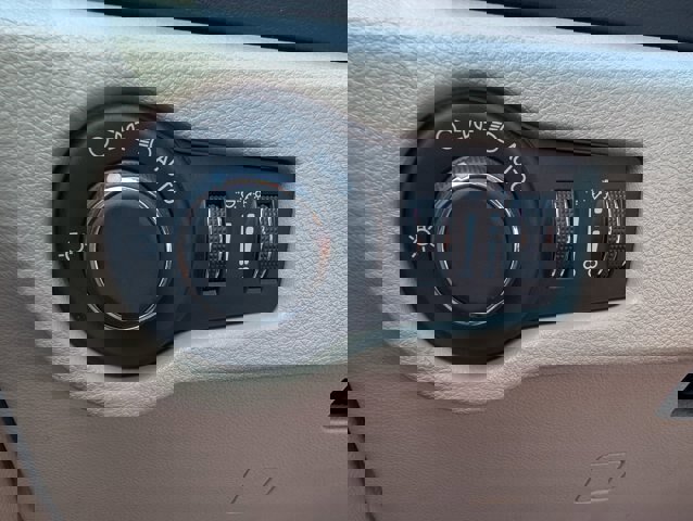 Used 2023 Chrysler Voyager LX image 23