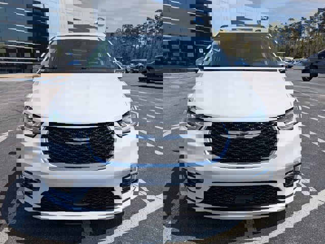 Used 2023 Chrysler Pacifica Limited image 7