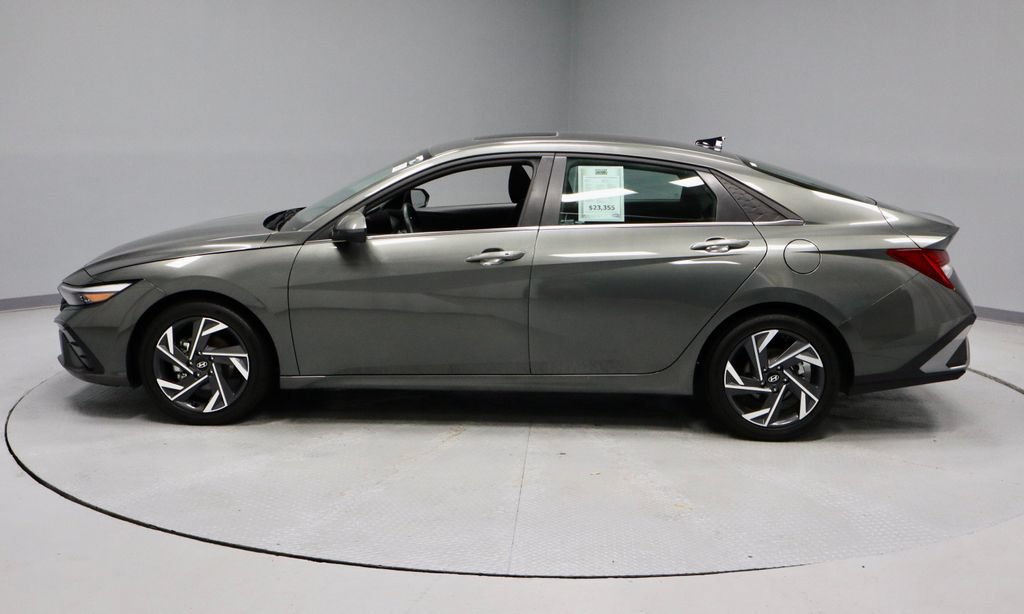 Used 2025 Hyundai Elantra SEL FWD image 8