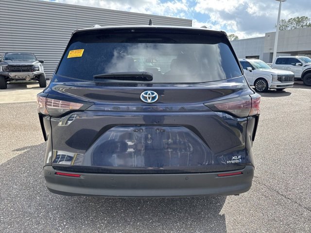 Used 2024 Toyota Sienna XLE image 4