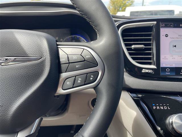 Used 2024 Chrysler Pacifica Touring-L FWD image 14