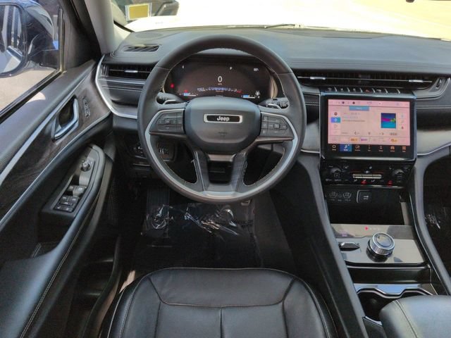 Used 2023 Jeep Grand Cherokee Limited w/ Black Appearance Package AWD/4WD image 16