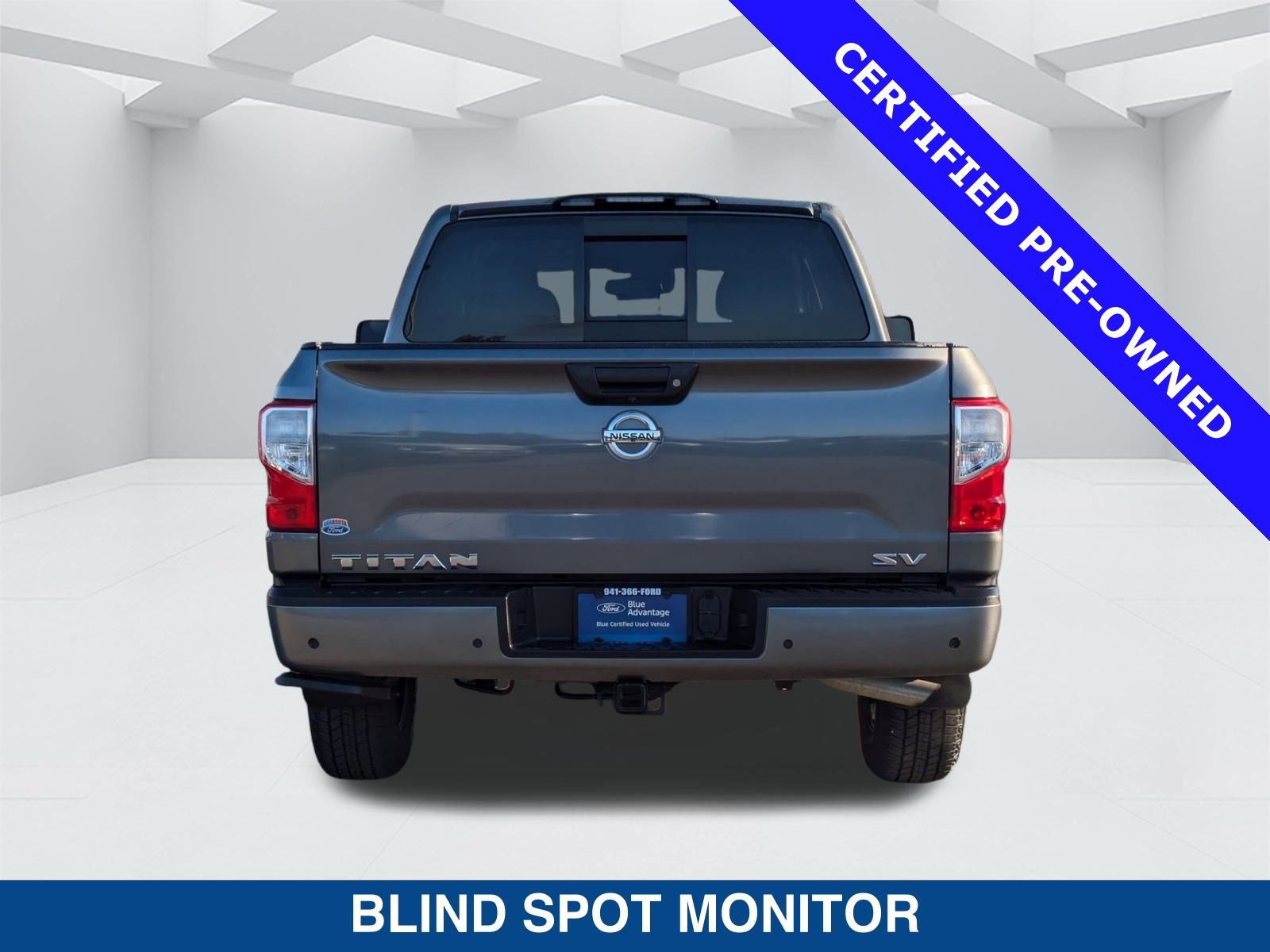 Used 2021 Nissan Titan SV w/ SV Convenience Package image 3
