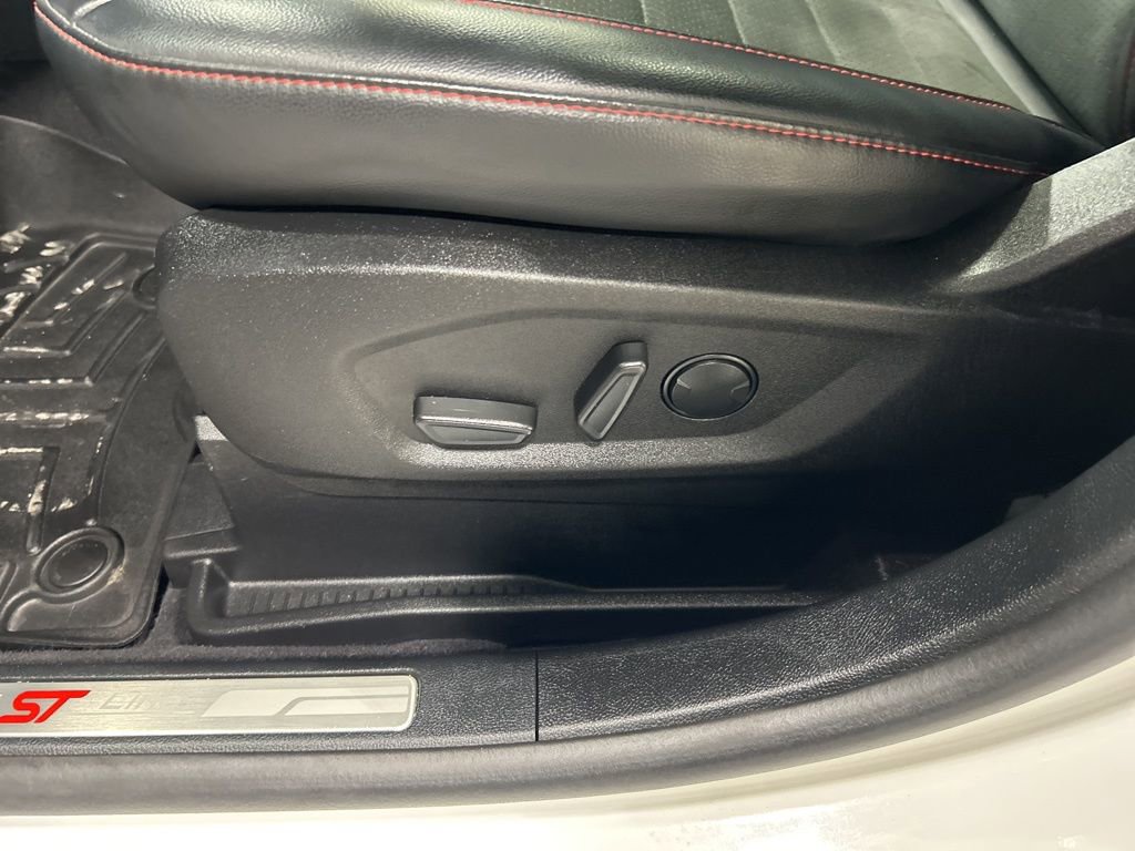 Certified 2024 Ford Edge ST-Line w/ Class II Trailer Tow Package image 13