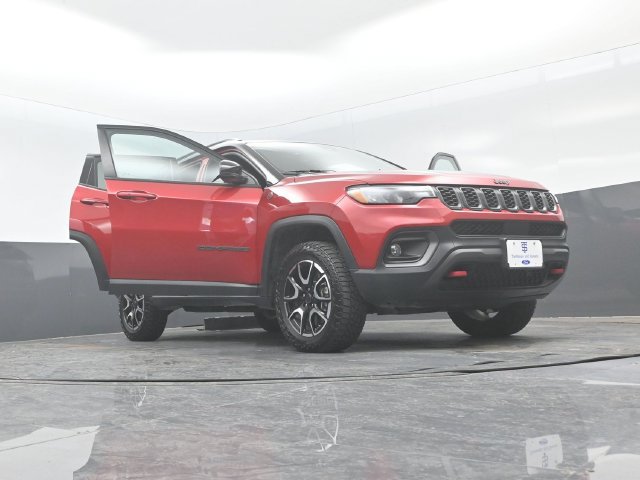 Used 2025 Jeep Compass Trailhawk AWD/4WD image 33