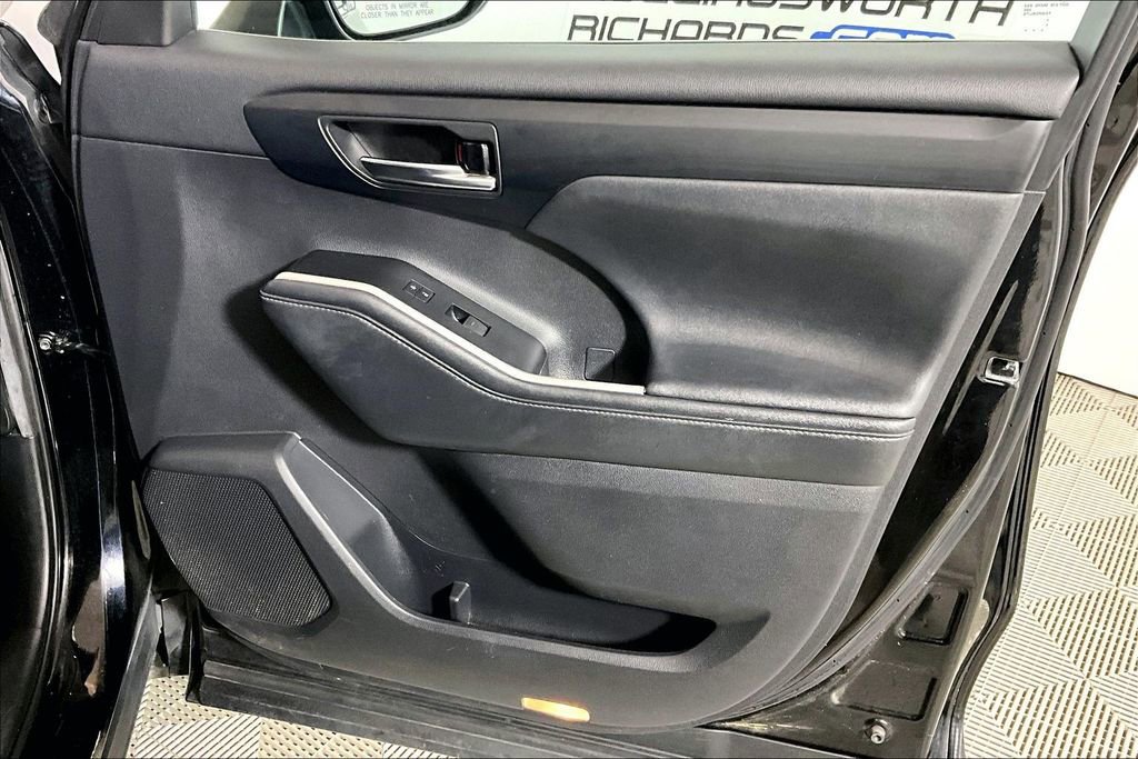 Used 2021 Toyota Highlander XLE AWD/4WD image 14