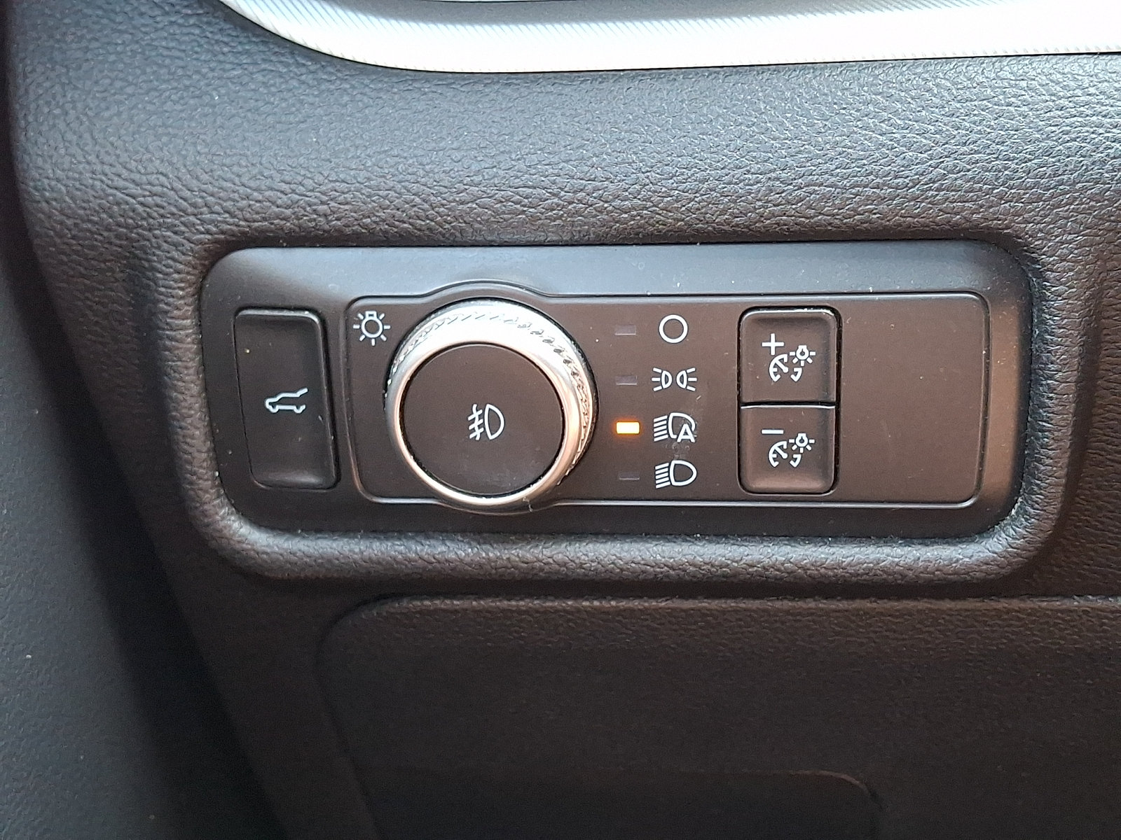 Certified 2020 Ford Explorer XLT w/ Equipment Group 202A AWD/4WD image 28