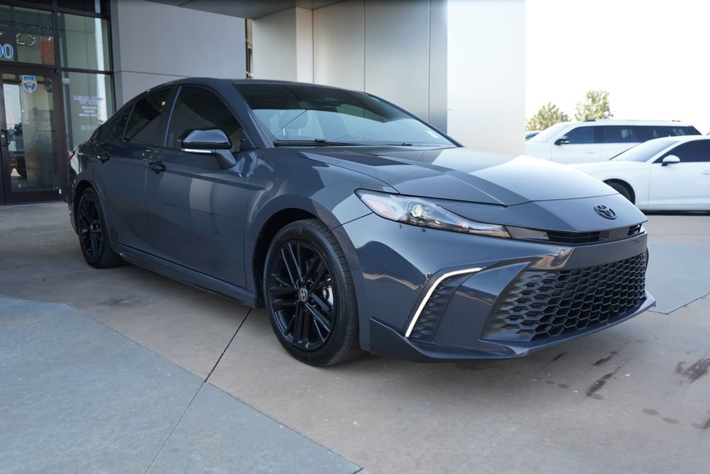 Used 2025 Toyota Camry SE w/ Convenience Package FWD image 3