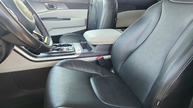 Used 2024 Kia Carnival LX image 11