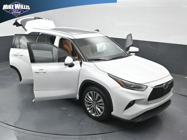Used 2023 Toyota Highlander Platinum FWD image 16