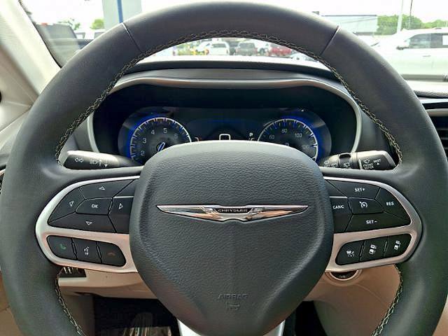 Used 2023 Chrysler Pacifica Touring-L FWD image 19
