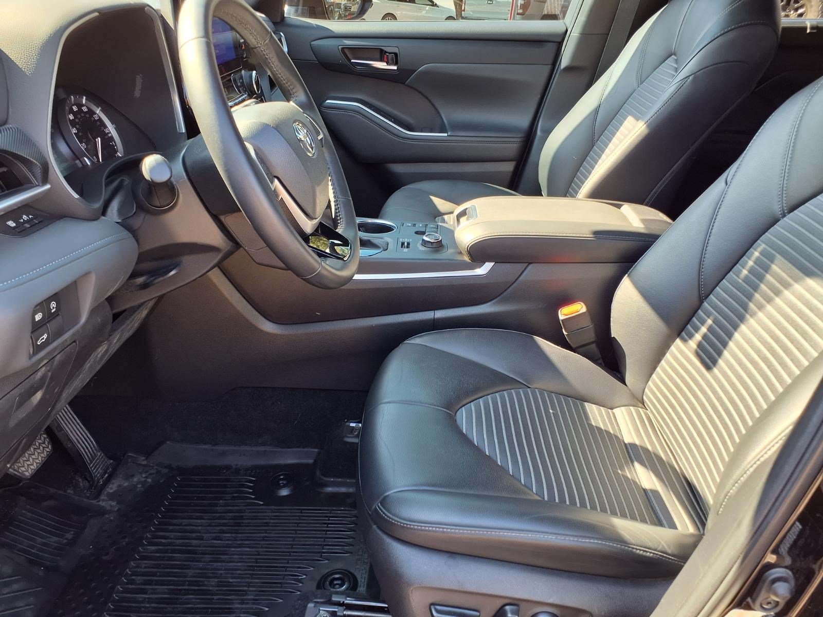 Used 2024 Toyota Highlander LE AWD/4WD image 14