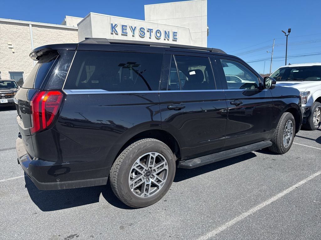 Certified 2025 Ford Expedition Active image 3