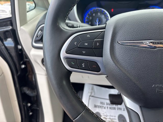 Used 2023 Chrysler Pacifica Touring-L FWD image 18