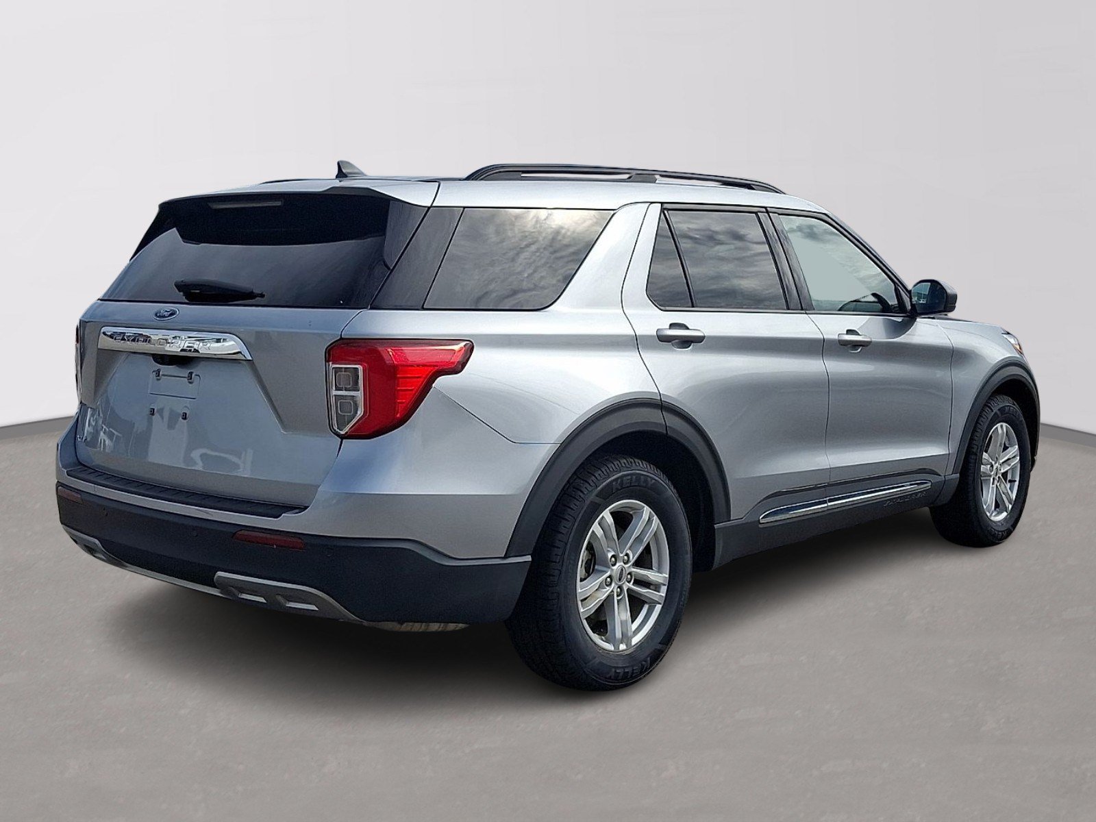 Certified 2022 Ford Explorer XLT w/ Equipment Group 202A RWD image 6