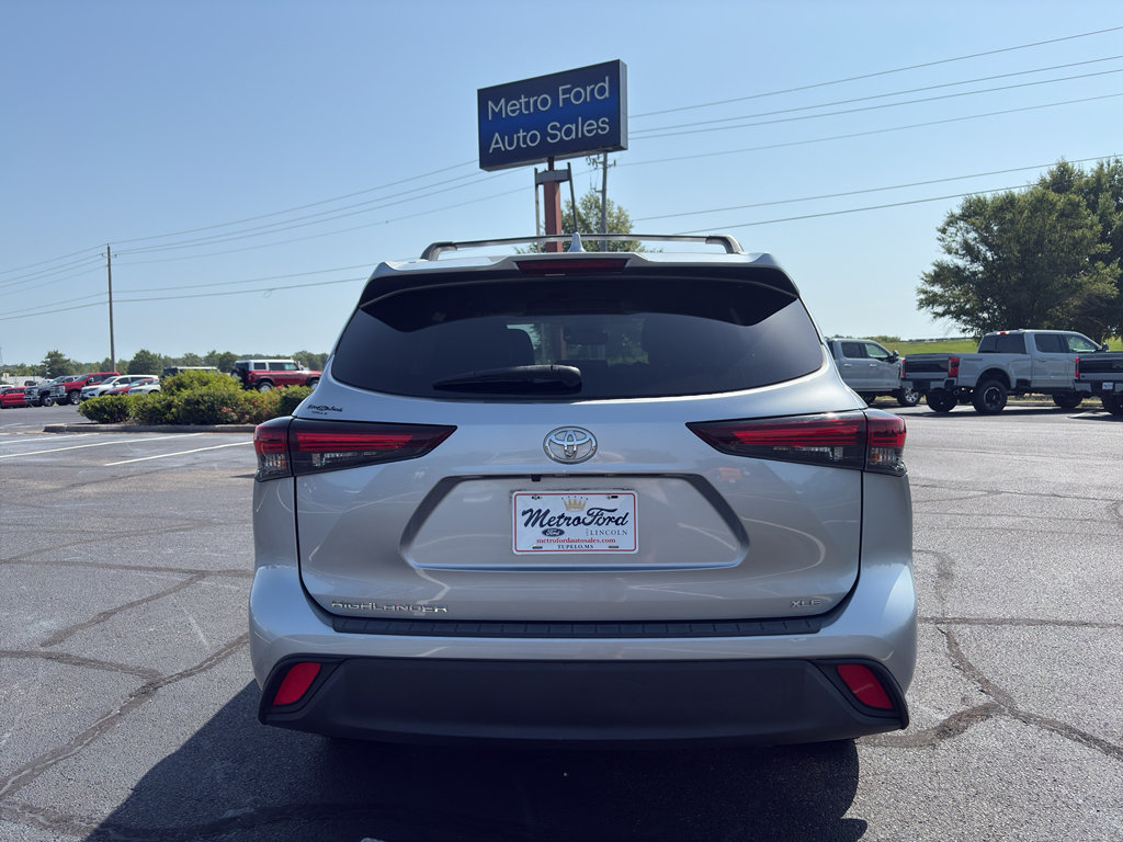 Used 2024 Toyota Highlander XLE FWD image 6