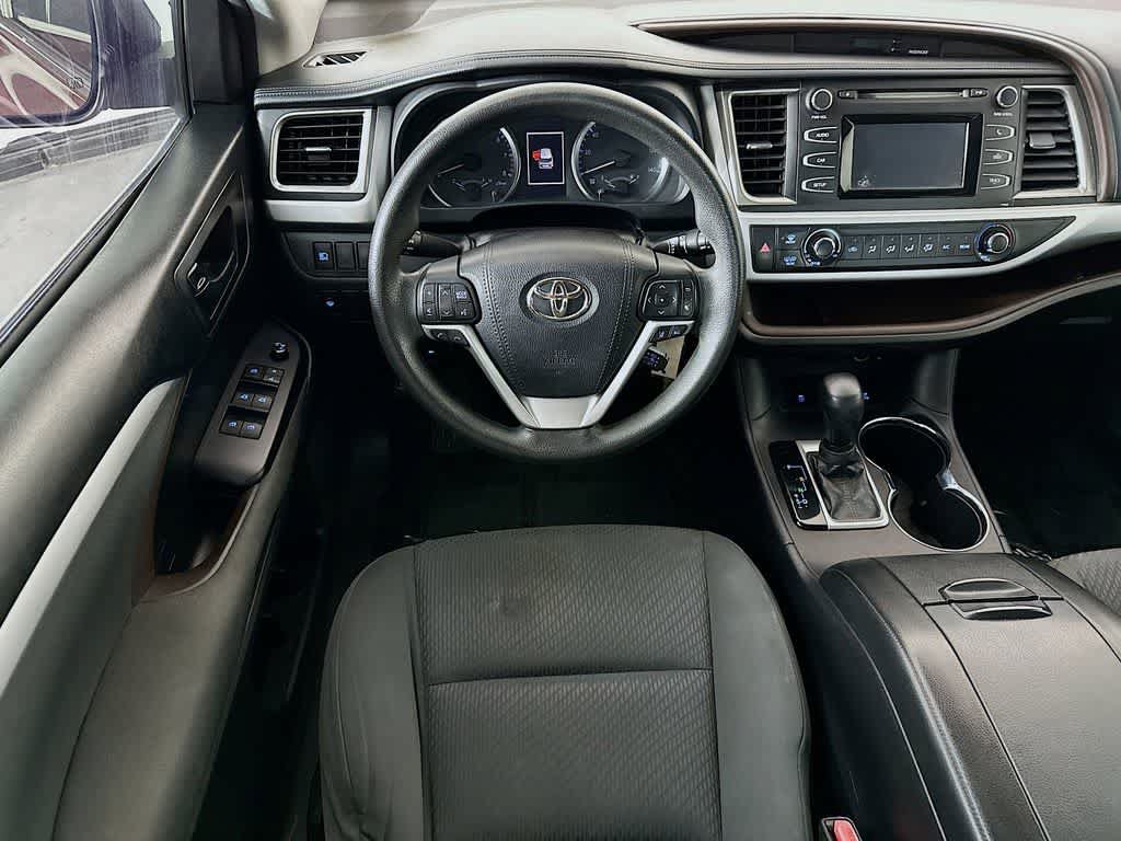 Used 2018 Toyota Highlander LE w/ Carpet Mat Package (TMS) AWD/4WD image 10
