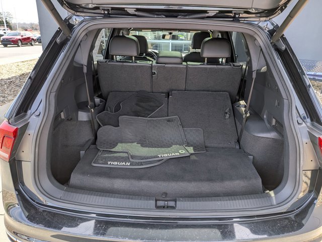 Used 2018 Volkswagen Tiguan SEL w/ R-Line Package image 34
