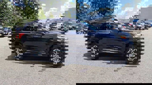 Certified 2022 Ford Explorer XLT w/ Equipment Group 202A image 11